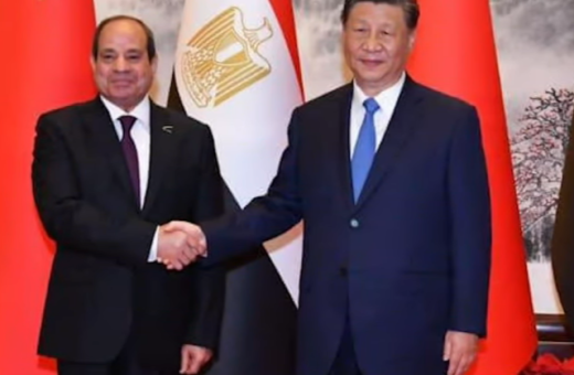 طلاب الجامعة المصرية الصينية يرحبون بالرئيس شي جين بينج 