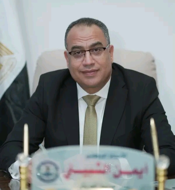رئيس جامعة العريش يكرّم جهود العاملين بمكافأة
