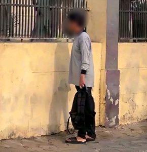 IMG ٢٠٢٦٠٩١٣ ١٨٢٥٥٤ القصة الكاملة لصورة طالب مدرسة السعيدية «رجعوه علشان جاي بشبشب».. القصة الكاملة لصورة طالب مدرسة السعيدية  موقع في الجامعة