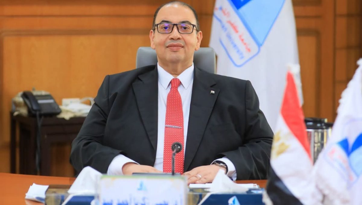 رئيس جامعة كفر الشيخ يكافئ العاملين بـ1500 جنيه
