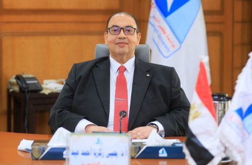 رئيس جامعة كفر الشيخ يكافئ العاملين بـ1500 جنيه