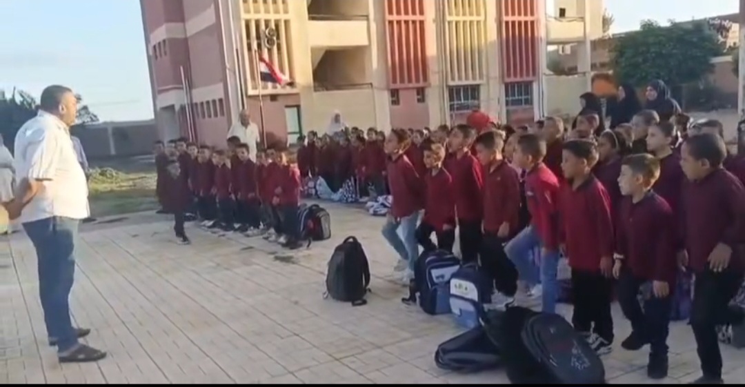بعد نشر «في الجامعة».. إحالة مدير مدرسة بكفر الشيخ للتحقيق لارتدائه «الشبشب» في طابور الصباح