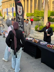الأمن الإداري بجامعة القاهرة يستقبل الطلاب الجدد بالورود والشيكولاتة 2 الأمن الإداري بجامعة القاهرة