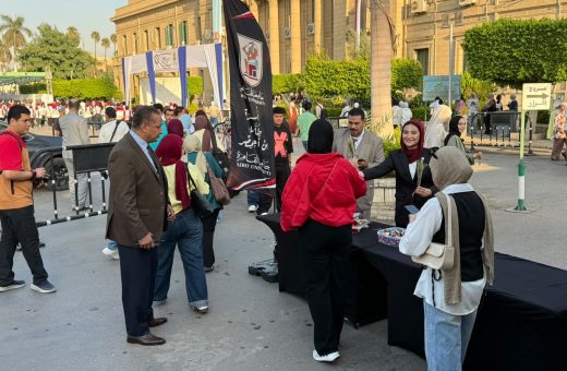 d5954b22 29f0 441e bc43 dbc07748af64 اجتماع مجلس جامعة القاهرة الأمن الإداري بجامعة القاهرة يستقبل الطلاب الجدد بالورود والشيكولاتة موقع في الجامعة
