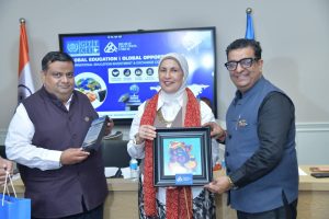 رئيس المكتب الثقافي المصري بنيودلهي: امتلاك الموهبة ليس كل شيء 3 e25f7438 4f1d 4660 b9c4 ecff69fa168d رئيس المكتب الثقافي المصري بنيودلهي رئيس المكتب الثقافي المصري بنيودلهي: امتلاك الموهبة ليس كل شيء موقع في الجامعة