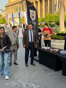 e62e7ed8 7857 4d35 84a8 26e330bdfc20 الأمن الإداري بجامعة القاهرة الأمن الإداري بجامعة القاهرة يستقبل الطلاب الجدد بالورود والشيكولاتة موقع في الجامعة