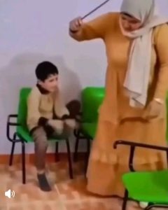بعد تداول فيديو ضرب معلمة لطفل بالعصا.. خبير تربوي: العقاب لا يبرر إيذاء الأطفال 3 بعد تداول فيديو ضرب معلمة لطفل بالعصا.. خبير تربوي: العقاب لا يبرر إيذاء الأطفال