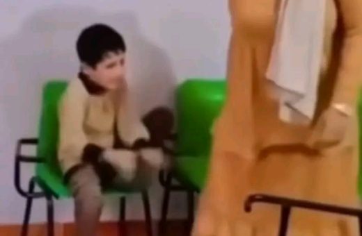 بعد تداول فيديو ضرب معلمة لطفل بالعصا.. خبير تربوي: العقاب لا يبرر إيذاء الأطفال