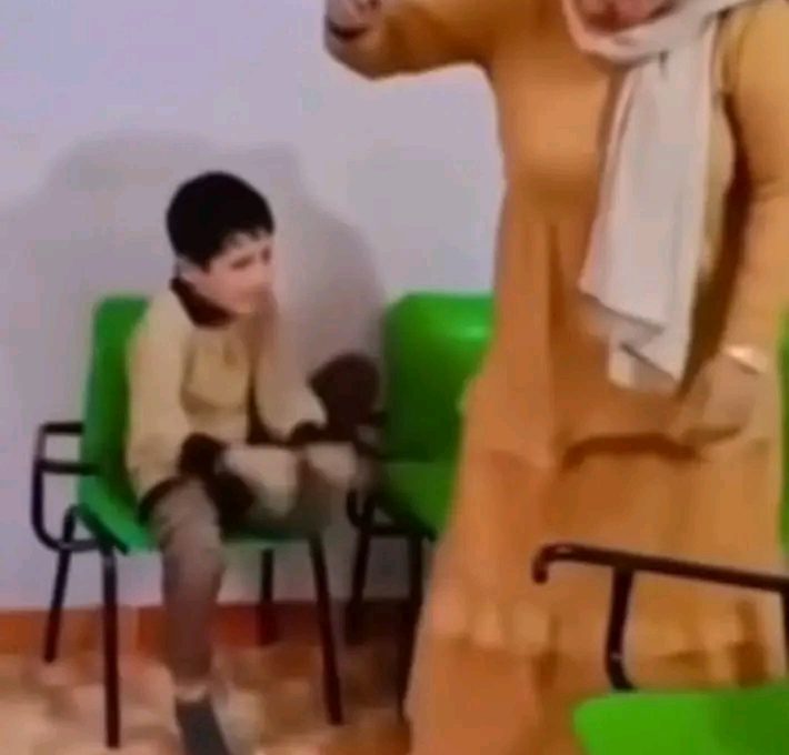 بعد تداول فيديو ضرب معلمة لطفل بالعصا.. خبير تربوي: العقاب لا يبرر إيذاء الأطفال