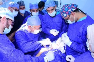 1791289884786 رئيس جامعة سوهاج يجري جراحة ميكروسكوبية دقيقة رئيس جامعة سوهاج يجري جراحة ميكروسكوبية دقيقة لإنقاذ ذراع شاب من الشلل موقع في الجامعة