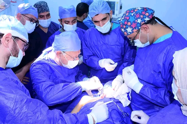 1791289884786 رئيس جامعة سوهاج يجري جراحة ميكروسكوبية دقيقة رئيس جامعة سوهاج يجري جراحة ميكروسكوبية دقيقة لإنقاذ ذراع شاب من الشلل موقع في الجامعة