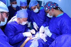 1791289891169 رئيس جامعة سوهاج يجري جراحة ميكروسكوبية دقيقة رئيس جامعة سوهاج يجري جراحة ميكروسكوبية دقيقة لإنقاذ ذراع شاب من الشلل موقع في الجامعة