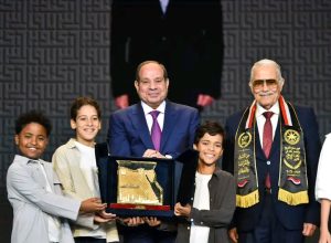 في ذكرى نصر أكتوبر الـ53.. براعم مصرية تهدي السيسي درع «تراب الوطن» 2 براعم مصرية تهدي السيسي درع تراب الوطن