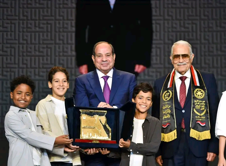 براعم مصرية تهدي السيسي درع تراب الوطن