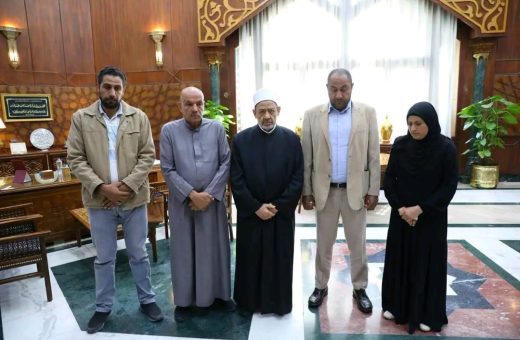 شيخ الأزهر يعزّي أسرتي طالبي معهد دنوشر ويؤكد محاسبة المتسببين في الحادث