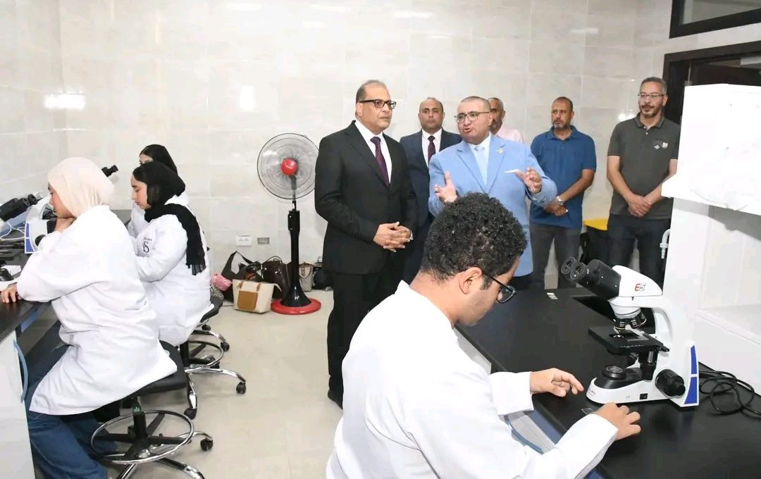 رئيس جامعة الإسماعيلية الجديدة الأهلية يتفقد القاعات التعليمية ويتابع خدمات النقل الجامعي
