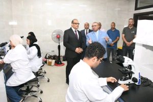 رئيس جامعة الإسماعيلية الجديدة الأهلية يتفقد القاعات التعليمية ويتابع خدمات النقل الجامعي
