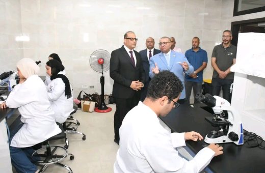 رئيس جامعة الإسماعيلية الجديدة الأهلية يتفقد القاعات التعليمية ويتابع خدمات النقل الجامعي