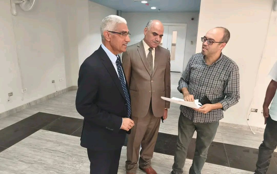 رئيس جامعة جنوب الوادي الأهلية يتفقد تجهيزات عيادات الأسنان ومعامل المحاكاة