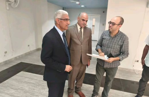 رئيس جامعة جنوب الوادي الأهلية يتفقد تجهيزات عيادات الأسنان ومعامل المحاكاة