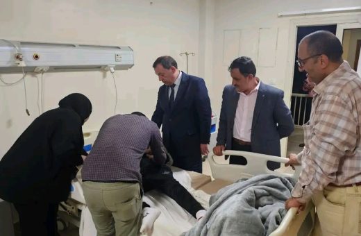 بعد إصابته بسقوط مواد بناء.. مدير تعليم بني سويف يطمئن على إيهاب أشرف