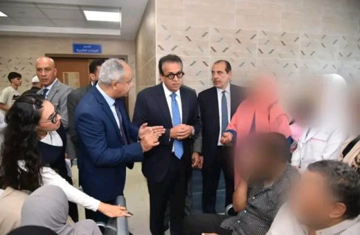 1793024196102 تعاون وزير الصحة يفاجئ مستشفى العبور بزيارة ميدانية ويوجه بإعادة توزيع الصيادلة موقع في الجامعة