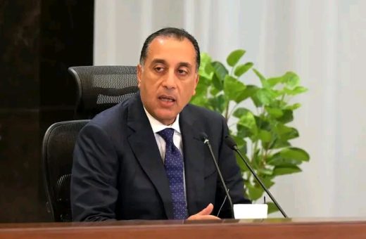 طالب يسأل رئيس الوزراء عن توفير بيئة عمل مناسبة