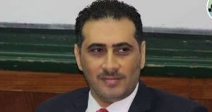 نائب رئيس جامعة القاهرة يهنئ تلميذته لتفوقها عليه