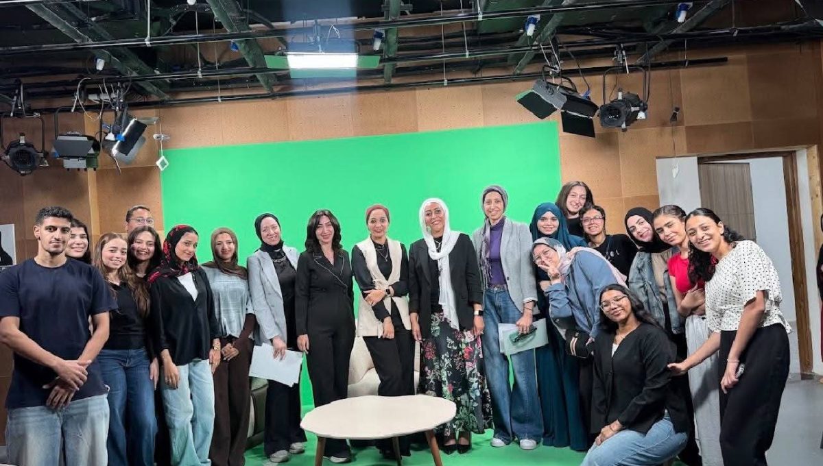 تدريب طلاب إعلام الجامعة المصرية الصينية على التقديم الإخباري