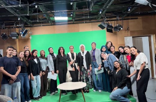 تدريب طلاب إعلام الجامعة المصرية الصينية على التقديم الإخباري