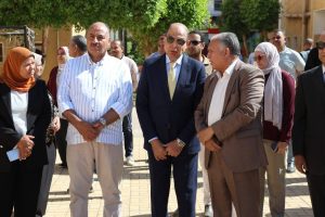 محافظ المنيا يحاور طلاب مدرسة بني مزار عن حب الوطن