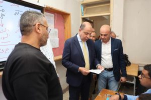 FB IMG 1791117234208 محافظ المنيا يحاور طلاب مدرسة بني مزار عن حب الوطن محافظ المنيا يحاور طلاب مدرسة بني مزار عن حب الوطن.. ويكشف تفاصيل تطويرات بـ1.4 مليون جنيه موقع في الجامعة