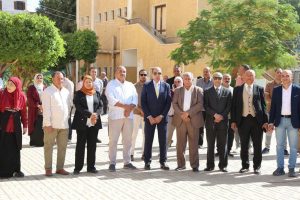 FB IMG 1791117238520 محافظ المنيا يحاور طلاب مدرسة بني مزار عن حب الوطن محافظ المنيا يحاور طلاب مدرسة بني مزار عن حب الوطن.. ويكشف تفاصيل تطويرات بـ1.4 مليون جنيه موقع في الجامعة