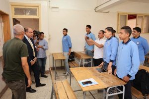 FB IMG 1791117248514 محافظ المنيا يحاور طلاب مدرسة بني مزار عن حب الوطن محافظ المنيا يحاور طلاب مدرسة بني مزار عن حب الوطن.. ويكشف تفاصيل تطويرات بـ1.4 مليون جنيه موقع في الجامعة