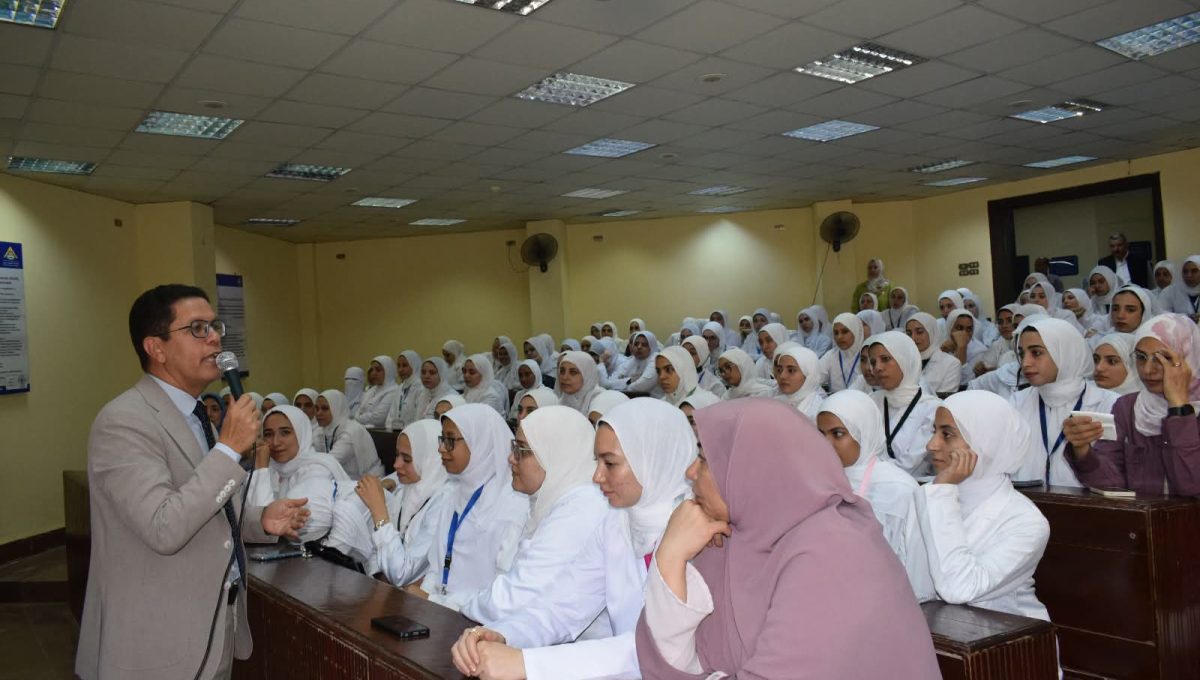 رئيس جامعة بنها من كليتي التمريض والتربية: رسالتنا بناء الإنسان 
