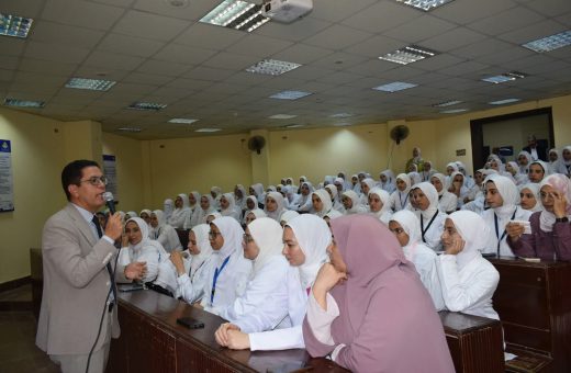 رئيس جامعة بنها من كليتي التمريض والتربية: رسالتنا بناء الإنسان 