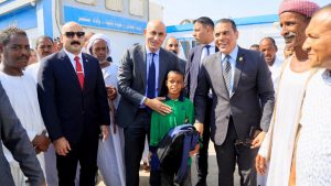وزير التعليم يلتقي طالبًا من شلاتين ويشيد بموقفه الوطني
