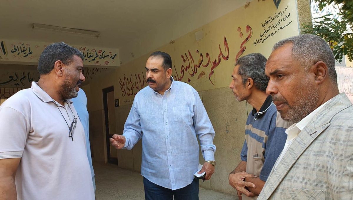 إحالة مدير مدرسة للتحقيق خلال جولة مفاجئة بتعليم الأقصر