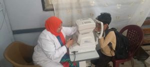 فحص نظر طفل بواسطة طبيبة