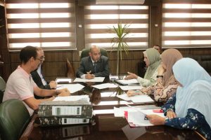 FB IMG 1792319773162 جامعة أسيوط تناقش آليات دعم العاملين في الحالات جامعة أسيوط تناقش آليات دعم العاملين في الحالات المرضية والاجتماعية الطارئة موقع في الجامعة