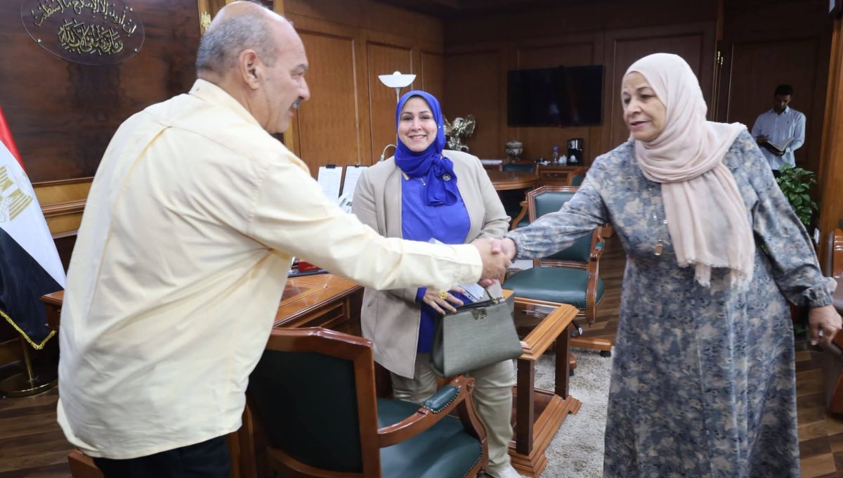 FB IMG 1792322341327 محافظ السويس يستقبل معلمة الإيمان للإطمئنان على حالته محافظ السويس يستقبل معلمة "الإيمان" للإطمئنان على حالتها الصحية بعد تعرضها للإعتداء داخل المدرسة موقع في الجامعة