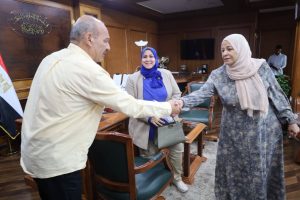 FB IMG 1792322341327 محافظ السويس يستقبل معلمة الإيمان للإطمئنان على حالته محافظ السويس يستقبل معلمة "الإيمان" للإطمئنان على حالتها الصحية بعد تعرضها للإعتداء داخل المدرسة موقع في الجامعة