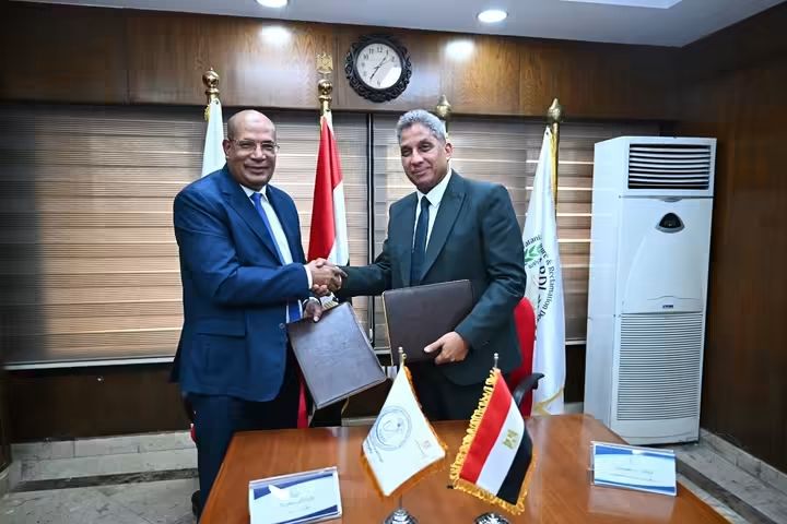 FB IMG 1793101600295 تعاونًا جديدًا لتطوير المزارع الصحراوية التعليم العالي تعلن تعاونًا جديدًا لتطوير المزارع الصحراوية باستخدام التكنولوجيا موقع في الجامعة