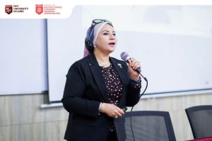 جامعة مايو بالقاهرة تنظم ندوة لتعريف الطلاب بمهارات بناء العلامة الشخصية والتطوير المهني| صور