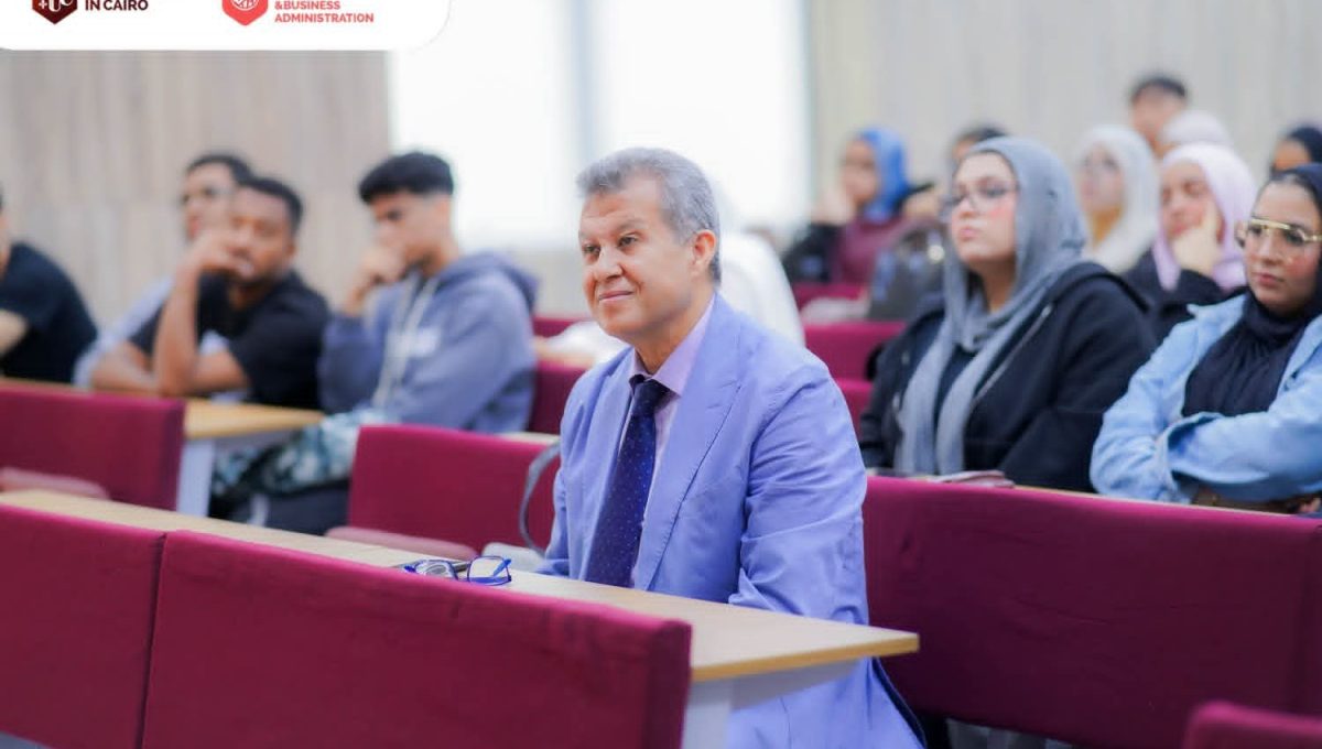 FB IMG 1793113051815 جامعة مايو بالقاهرة جامعة مايو بالقاهرة تنظم ندوة لتعريف الطلاب بمهارات بناء العلامة الشخصية والتطوير المهني| صور موقع في الجامعة