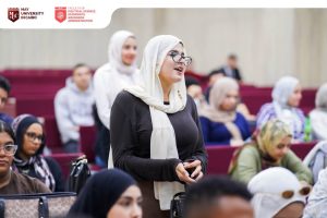 FB IMG 1793113060973 جامعة مايو بالقاهرة جامعة مايو بالقاهرة تنظم ندوة لتعريف الطلاب بمهارات بناء العلامة الشخصية والتطوير المهني| صور موقع في الجامعة