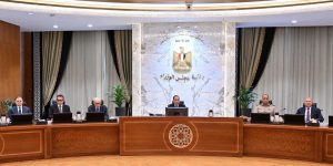 الحكومة تدرس تخصيص حصص دراسية لتوعية الطلاب بمخاطر مواقع التواصل الاجتماعي ومكافحة المحتوى الضار