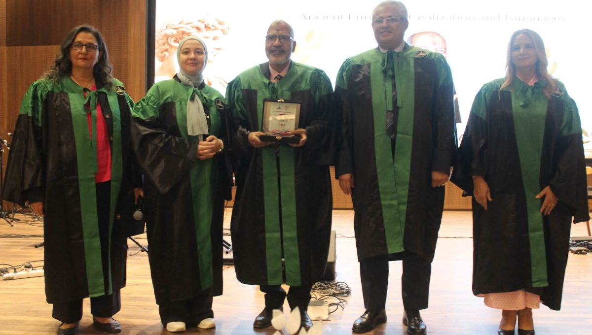 جامعة عين شمس تحتفل بتخرج دفعة جديدة من كلية الآداب