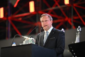 IMG 20261003 WA0070 عمدة مدينة أولم من حفل تخرج GIU عمدة مدينة أولم من حفل تخرج «GIU»: شهاداتكم بداية لإنجازات عظيمة.. ومستقبل مصر وألمانيا تصنعه جسور العلم والصداقة موقع في الجامعة