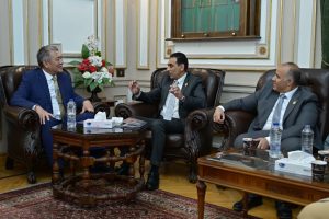 جامعة القاهرة تبحث درجات مزدوجة ومشروعات بحثية مع هونج كونج